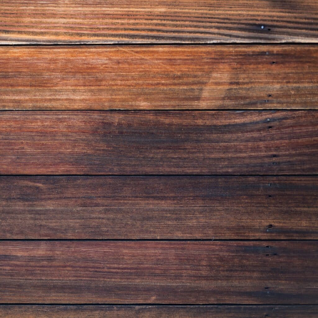 Bois rustique foncé : Fond de planches horizontales texturées Texture de planches de bois rustique brun foncé. Revêtement horizontal vieilli avec grains profonds et clous visibles sur le côté droit. Fond naturel.